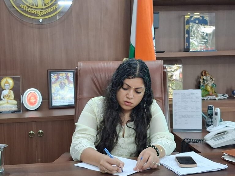 Noida:डीएम ने जनसुनवाई कर सुनी जनता की समस्याए