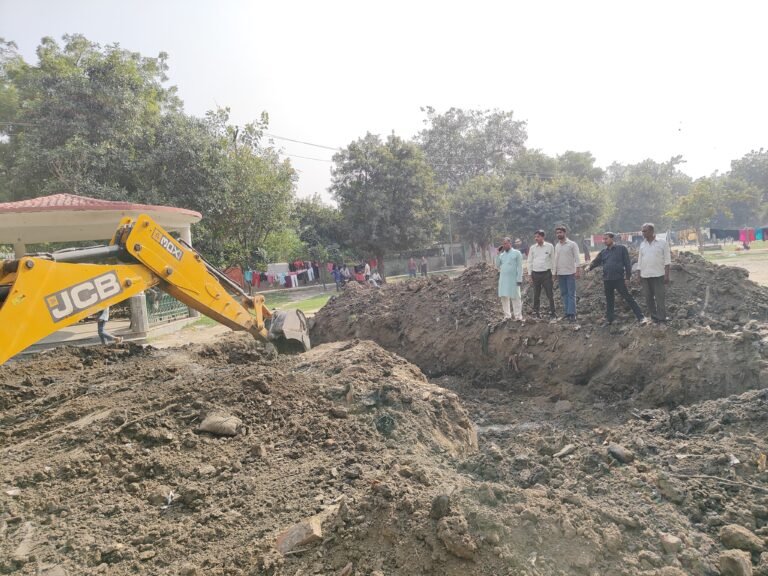 Noida :सेक्टर 31 स्थित भगत सिंह पार्क में हुई छठ घाट की खुदाई