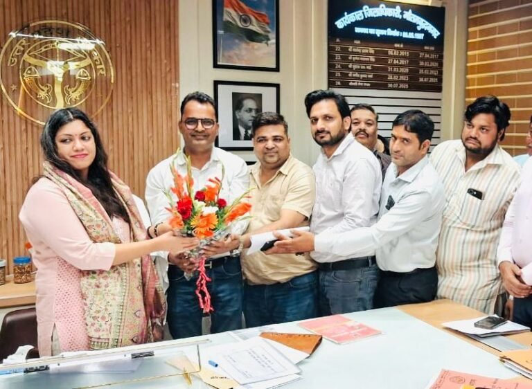 Noida :व्यापारियों की समस्याओं को लेकर जिलाधिकारी से मिला  प्रतिनिधिमंडल