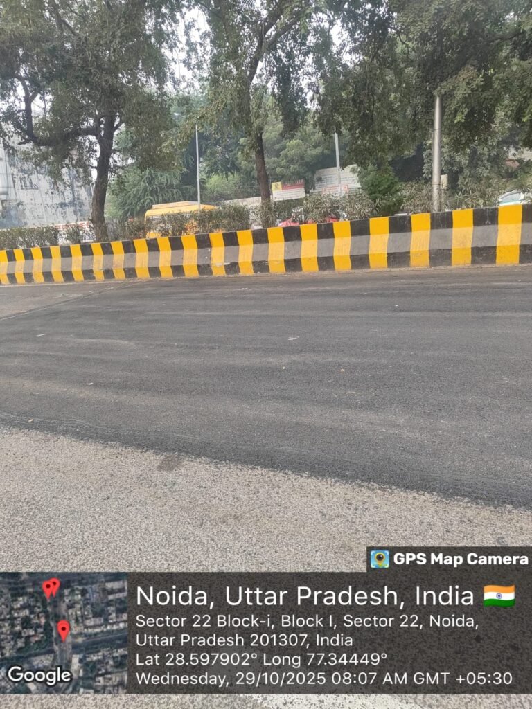 Noida :सड़कों की मरम्मत में घटिया सामग्री का इस्तेमाल,एक बार फिर मरम्मत का काम शुरु
