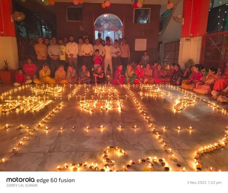 Noida :सेक्टर 82 में धूमधाम से मनाई गई देव दीपावली