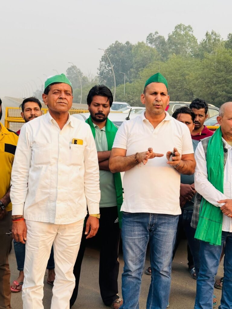 Noida:भंगेल एलिवेटेड रोड के उद्घाटन में हो रही देरी के विरोध में किसानों का प्रदर्शन