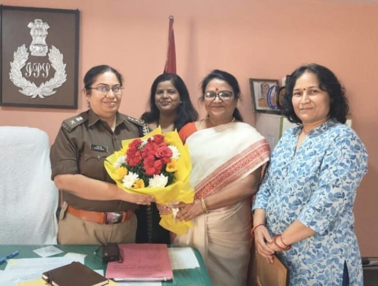 Noida :महिलाओं की सुरक्षा को लेकर डीसीपी मनीषा सिंह से मिला प्रतिनिधिमंडल