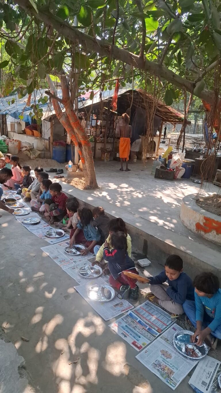 Noida :नोएडा महानगर अध्यक्ष ऋतु भारद्वाज ने अपने पुत्र युग भारद्वाज का जन्मदिन झुग्गी बस्ती के लोगों साथ मनाया जन्मदिन