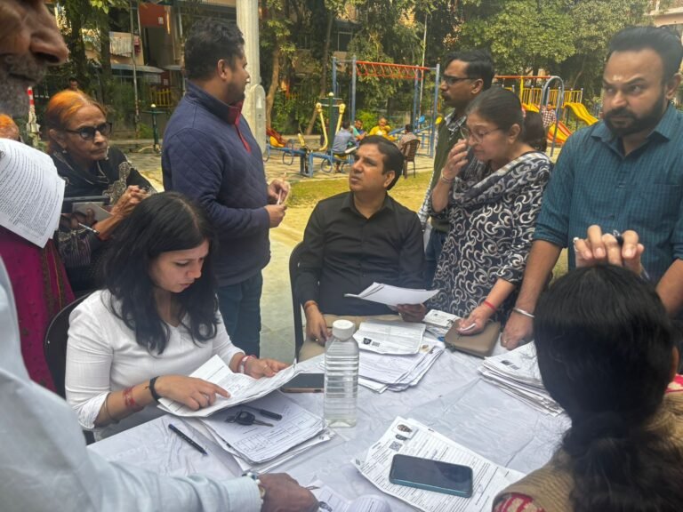 Noida:अरावली अपार्टमेंट में SIR फार्म भरने को लगा कैंप