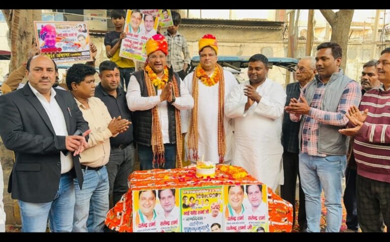 Noida:कांग्रेस नेताओ के जन्मदिन पर केक काटकर बड़ी धूमधाम से मनाया गया