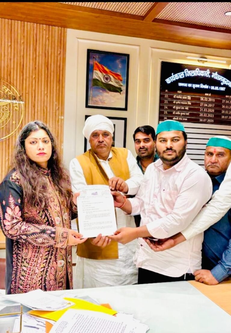 Greater noida:भारतीय किसान यूनियन का सूरजपुर कलेक्टरेट पर धरना-प्रदर्शन, डीएम को सौंपा गया ज्ञापन