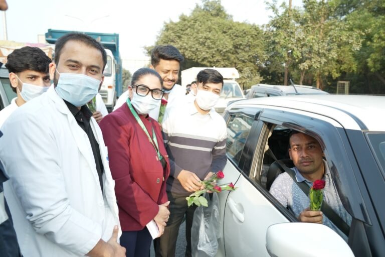 Noida:सड़क सुरक्षा अभियान के जरिए फेलिक्स अस्पताल ने लोगों को  सीख