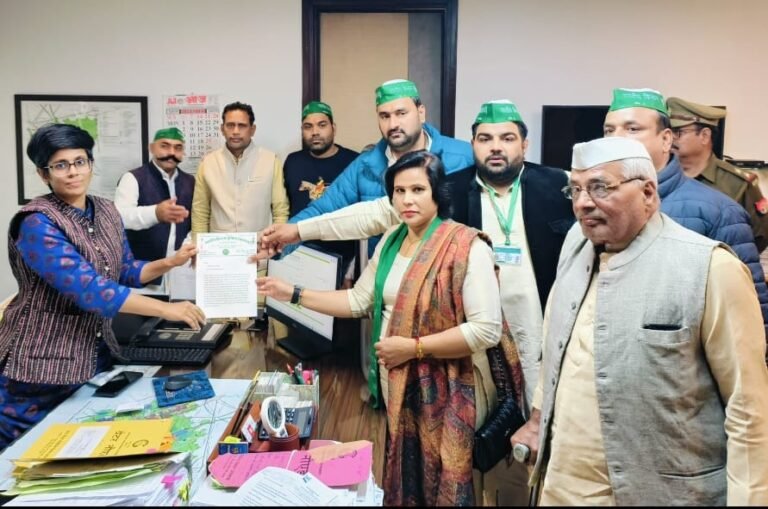 Greater noida:किसानों की समस्याओ को लेकर एसीईओ से हुयी  वार्ता