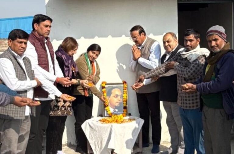 Noida:कांग्रेसियों ने दी बाबा साहब को  श्रद्धांजलि