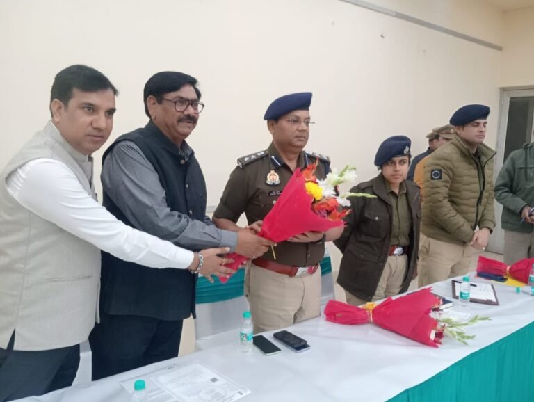 Noida:सुरक्षा व्यवस्था को लेकर पुलिस विभाग और RWA की हुयी बैठक