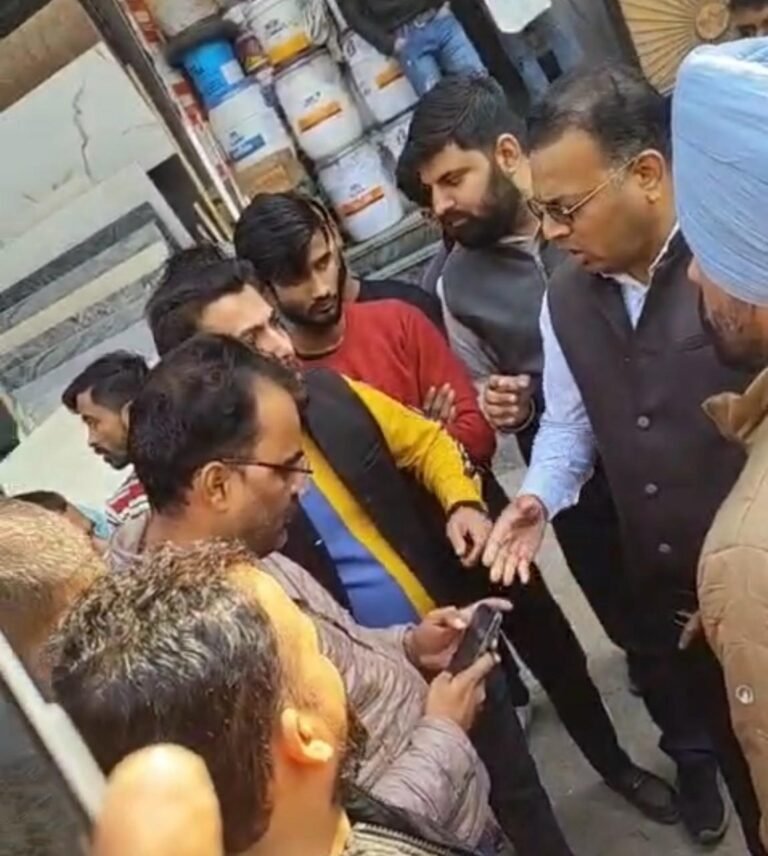 Noida:व्यापारियों और Noida Authority अधिकारियों के बीच हुआ विवाद,व्यापारियों ने लगाए  अभद्र व्यवहार का आरोप