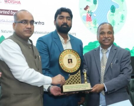 Noida:नेचर केयर सस्टेनेबिलिटी अवॉर्ड से सम्मानित हुआ वाईएसएस फाउंडेशन