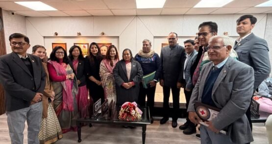 Noida :उपमुख्यमंत्री ने किया रेड क्रॉस गौतमबुद्ध नगर टीम को सम्मानित