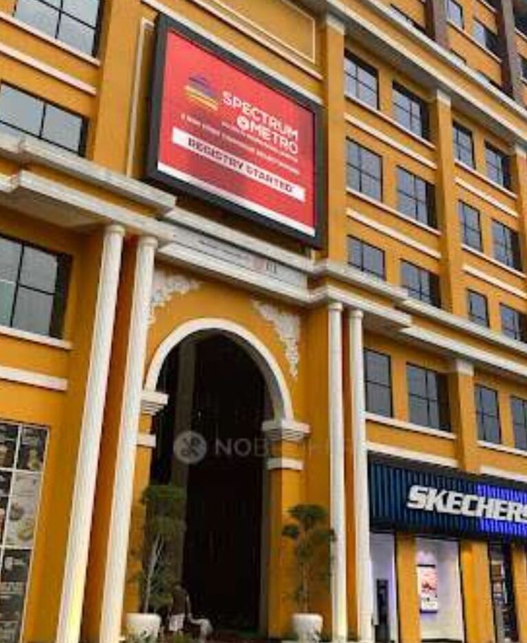 Noida के मॉल में फर्जी टैग लगाकर कपड़ों की बिक्री का भंडाफोड़,लाखों का माल जब्त