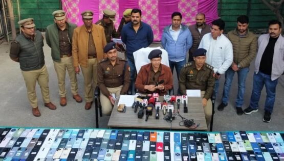 Noida :मोबाइल चुराने वाले गिरोह का पर्दाफाश,821 मोबाइल फोन बरामद