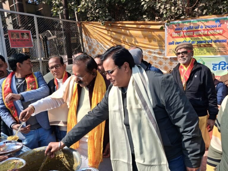 Noida:सनातनी मित्र मंडल द्वारा भव्य खिचड़ी सहभोज संपन्न, हजारों लोगों ने ग्रहण किया प्रसाद