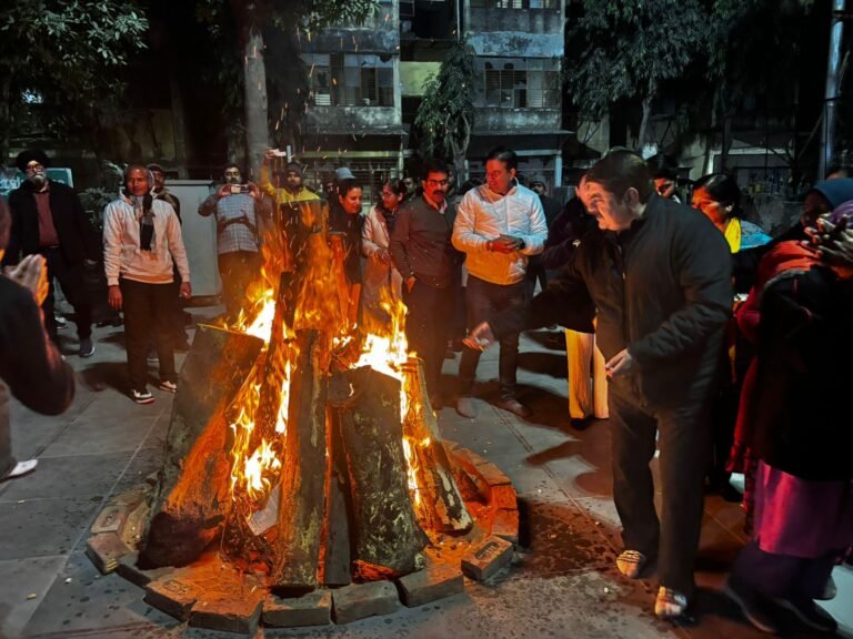 Noida :लोहड़ी पर भांगड़ा और गिद्दा से बांधा समा