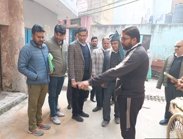 Noida :सीईओ ने किया सदरपुर गांव का औचक निरीक्षण,दिए सख्त निर्देश