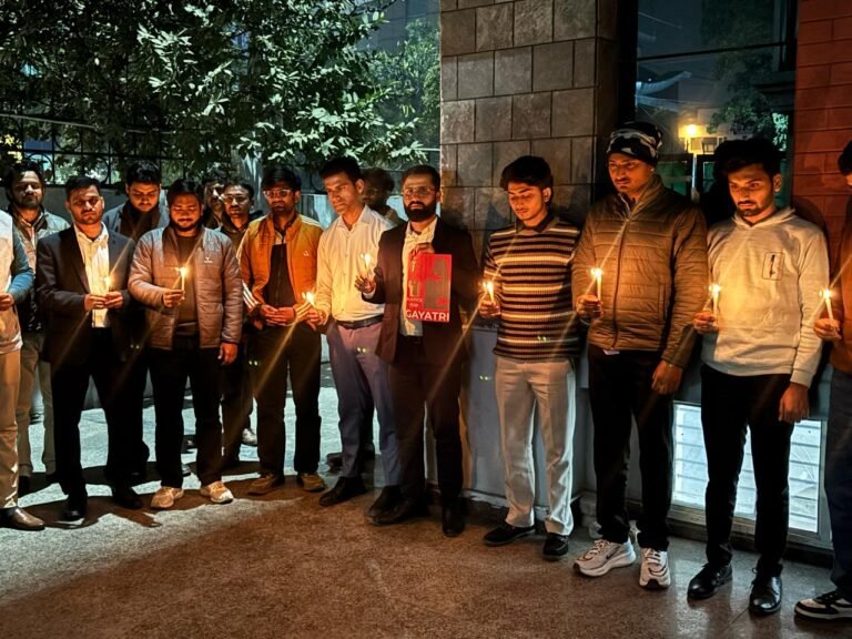 Noida :गायत्री को न्याय दिलाने की लिये कैंडल मार्च का आयोजन