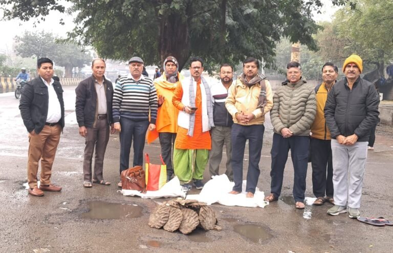 Noida :बसंत पंचमी पर सेक्टर 82 में होलिका स्थापित